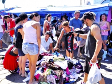 Comércio de roupas usadas nas feiras de Corumbá